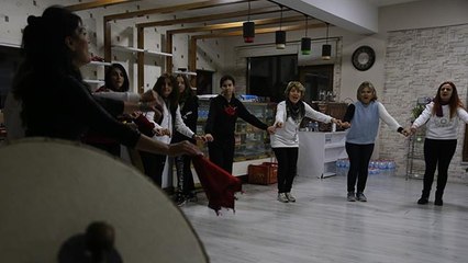 Aynı sitede oturan kadınlar halk oyunu ekibi kurdu
