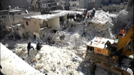 Download Video: Crolla un edificio ad Aleppo, in Siria, almeno 16 morti