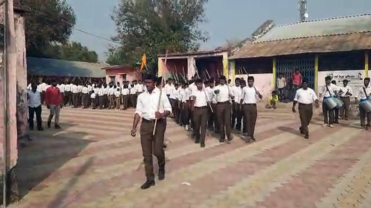 मन में राष्ट्रभक्ति, हाथों में दंड और घोष की धुन पर कदमताल करते निकले स्वयं सेवक