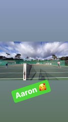 Amélie Mauresmo joue au tennis avec son fils Aaron.