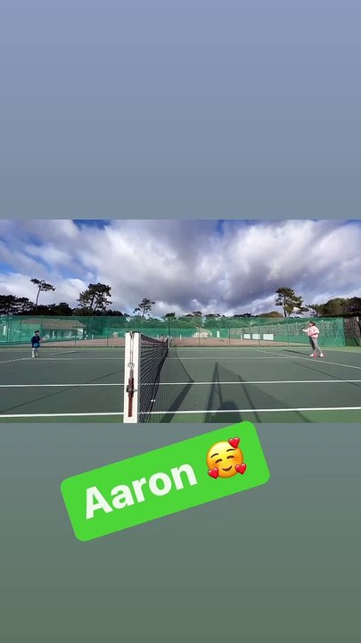 Amélie Mauresmo joue au tennis avec son fils Aaron.