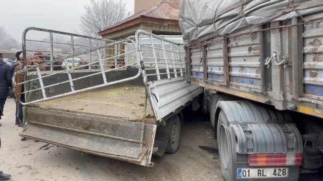 PARK HALİNDEYKEN FRENİ BOŞALAN TIR, TAKSİ DURAĞINA İLE 5 ARACA ÇARPTI