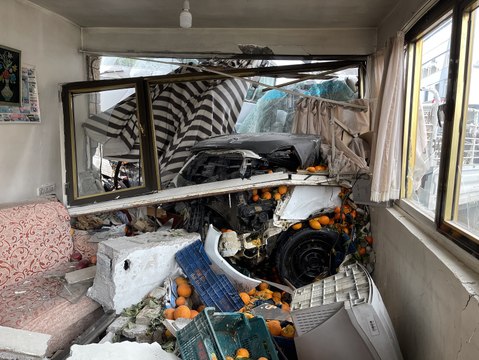 Park halindeyken freni boşalan TIR dehşet saçtı