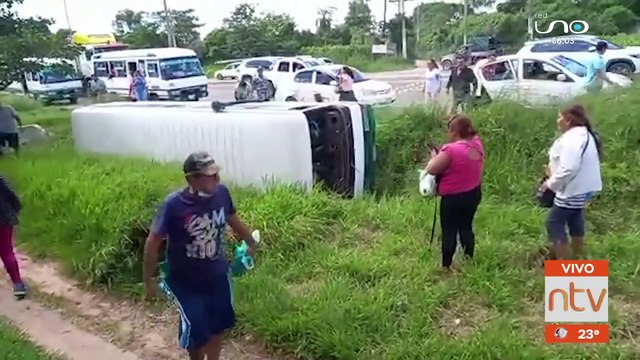 Micro se volcó en canal de drenaje en la carretera a Cotoca por exceso de velocidad