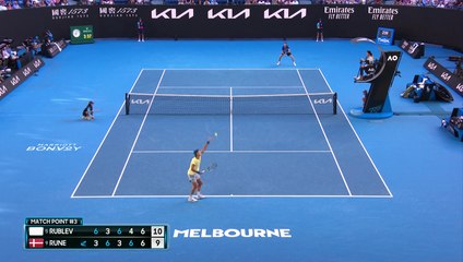 Retour gagnant... avec le filet : la balle de match chanceuse de Rublev