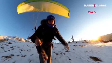 Hazar Gölü'nü kaplayan sisi yamaç paraşütçüsü havadan görüntüledi