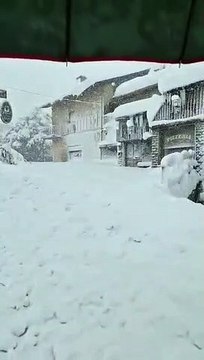 Neve in Toscana, un metro in provincia di Arezzo. Scuole chiuse e disagi