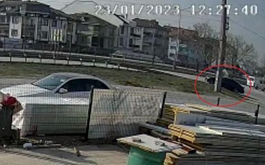 DİREKSİYONUNDA RAHATSIZLANDIĞI OTOMOBİLLE TERS YÖNE GİRİP KAZA YAPTI; O ANLAR KAMERADA