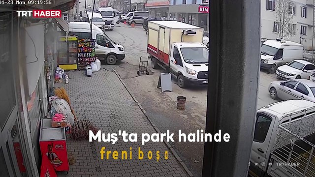 Freni boşalan tır, 5 araç ve taksi durağına çarparak durabildi