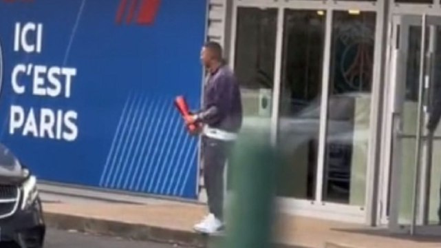 Kylian Mbappé se fait remarquer en reproduisant le geste obscène d'Emiliano Martinez