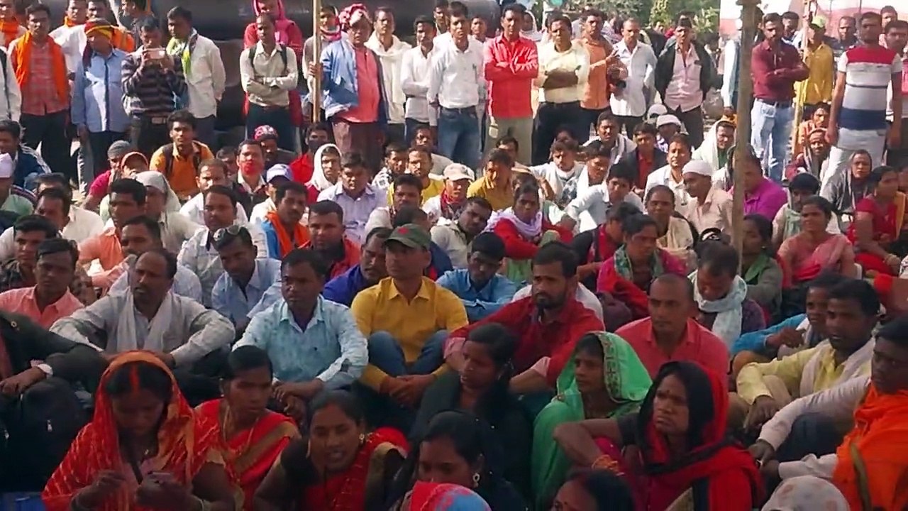 नियमितीकरण की मांग को लेकर धरना-प्रदर्शन