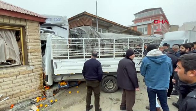 Freni boşalan TIR, ortalığı birbirine kattı