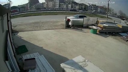 Fenalaşarak orta refüjdeki demirlere çarpan sürücü yaralandı