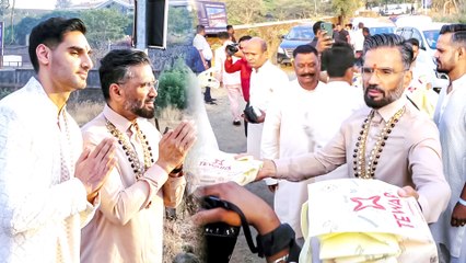 Скачать видео: बेटी अथिया की शादी के बाद सुनील शेट्टी ने मीडिया के सामने आकर जाहिर की ख़ुशी और बाटी मिठाईया