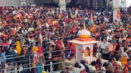 Video: मौसम पर भारी भक्ति की शक्ति, पहले दिन 50 हजार पहुंचे बाबा के द्वार