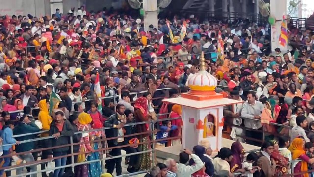 Video: मौसम पर भारी भक्ति की शक्ति, पहले दिन 50 हजार पहुंचे बाबा के द्वार