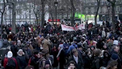 Governo francês aprova polêmica reforma da Previdência