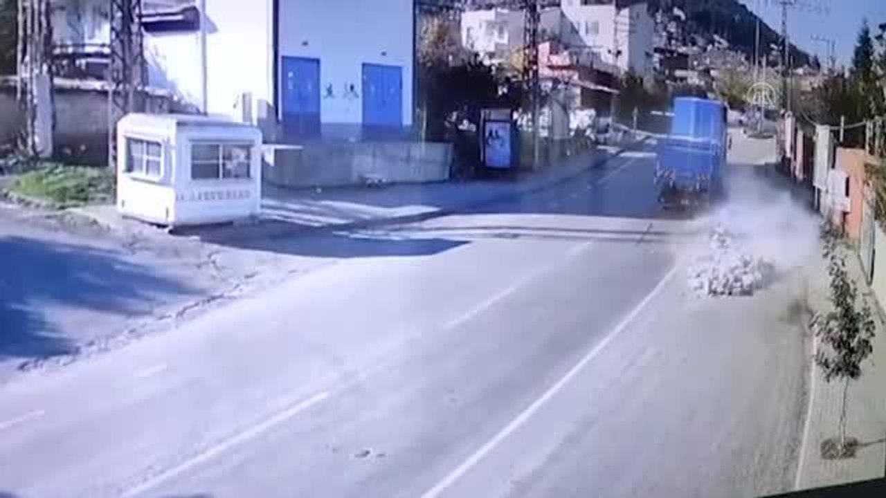 Kamyondan yola dökülen beton bloklar ulaşımı aksattı