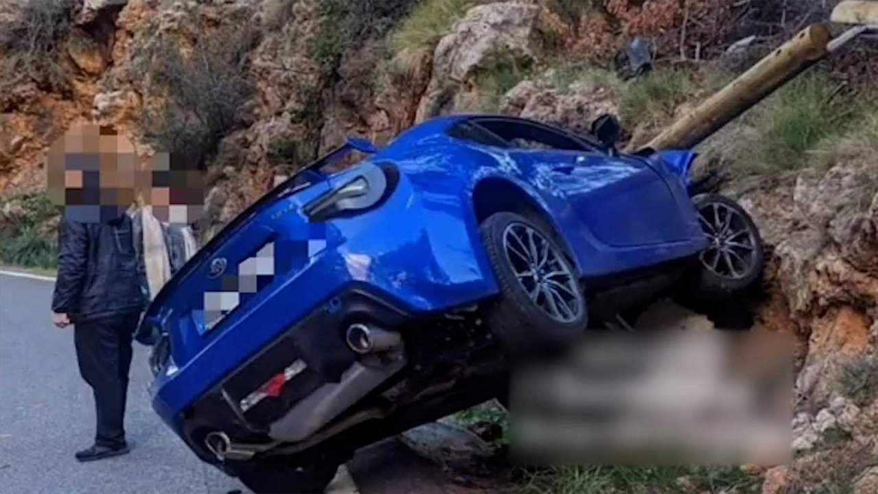 Adelanta en línea continua en plena curva y acaba empotrado contra un muro