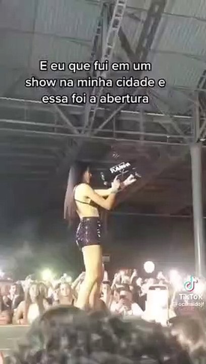 Vídeo mostra momento em que DJ atira canhão de confetes contra o próprio rosto em Balneário Camboriú