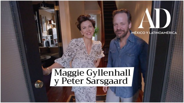 Maggie Gyllenhaal y su esposo Peter Sarsgaard nos dan la bienvenida en su hogar