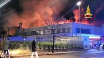 Fermo - In fiamme capannone di prodotti da forno nella zona industriale (23.01.23)