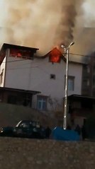 Ardanuç'ta 2 katlı binada yangın çıktı