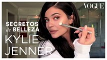Kylie Jenner muestra cómo se delinea los labios con los ojos cerrados