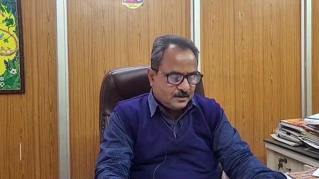 Video.... दाहोद में खुले आसमान के नीचे खेत में पढऩे को मजबूर विद्यार्थी