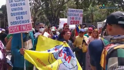 Mujer venezolana llama a los uniformados a unirse a la lucha.