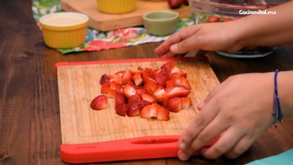 Gelatina de leche condensada rellena de fresas con crema