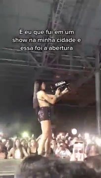 Elle tire à l'envers avec son canon à confettis... honte de sa vie