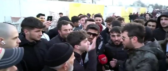 Sokak röportajında bir genç:  "Şeriat istemeyen, Müslüman değildir"  dedi