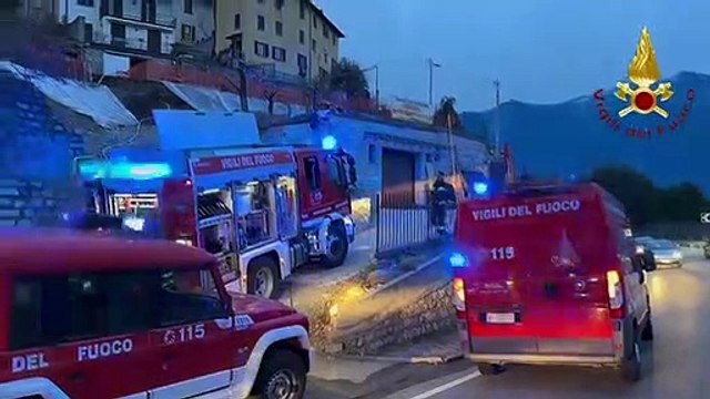 L'incendio sul tetto di un'abitazione di Carate Urio