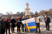 İsveç'te Kur'an-ı Kerim'in yakılmasını Erzincanlı gençler İsveç bayrağını yakarak protesto etti