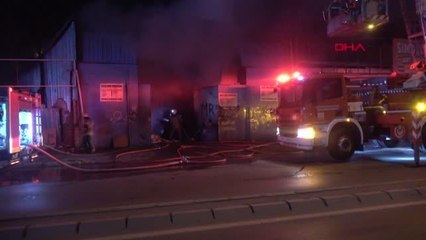 İZMİR'DE GERİ DÖNÜŞÜM DEPOSUNDA YANGIN