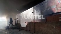 Bomberos combaten incendio en un depósito de llantas en Vinto
