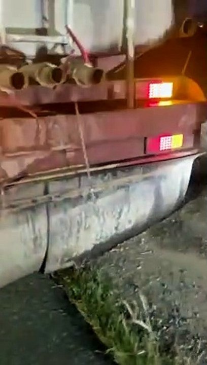 "سبق" توثِّق مخالفة سائق أفرغ مياه الصرف داخل شبكات عامة.. والبلدية تباشر وتضبط