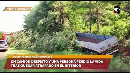 Un camión despistó y una persona perdió la vida tras quedar atrapado en el interioR