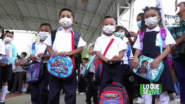 Miles de estudiantes regresan a las aulas de clases en el Colegio Experimental México