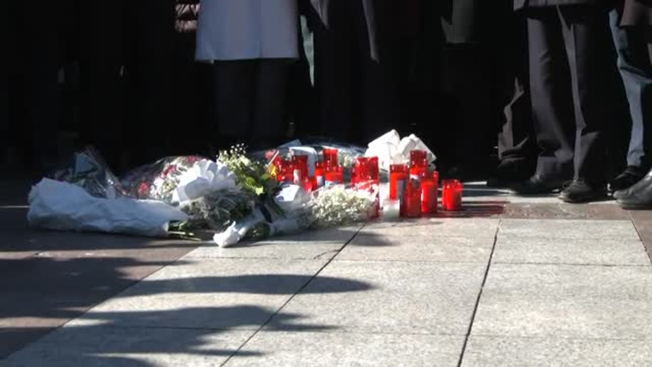 Abrazos, muestras de apoyo y lágrimas en la concentración que ha reunido a toda Algeciras