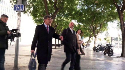 Saül Gordillo surt dels jutjats de la Ciutat de la Justícia amb l'advocat Carles Monguilod