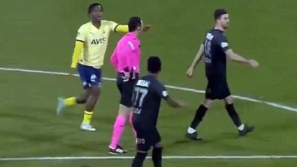 Rakibe kırmızı kart göstermeye yeltenen hakeme Batshuayi'den ağızları açık bırakan hareket