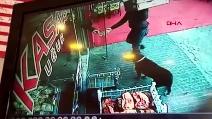 GÜNGÖREN'DE KÖPEKTEN KAÇARKEN ÇARPTIĞI CAM KAPIYI PARÇALADI