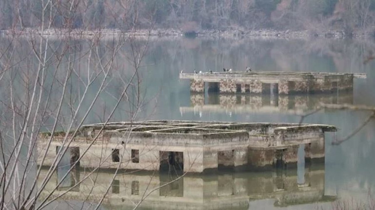 Barajda sular çekilince evler ortaya çıktı