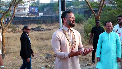 Suniel Shetty with Son Ahan Distribute Sweets to media on Athiya Shetty & KL Rahul Wedding Ceremony