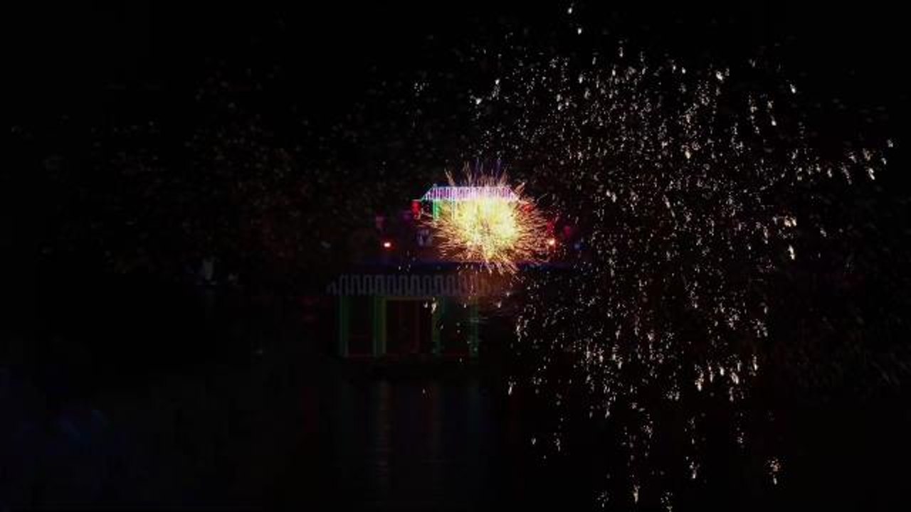 Shanghai'daki Çin Yeni Yılı Kutlamalarında Erimiş Demirle Havai Fişek Gösterisi Yapıldı