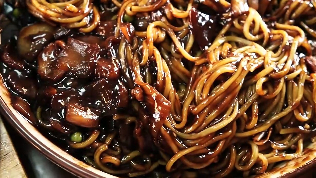 Mukbang mie pasta kacang hitam asin dan daging babi asam manis deungsim mentah ASMR Mukbang (Acara Makan)