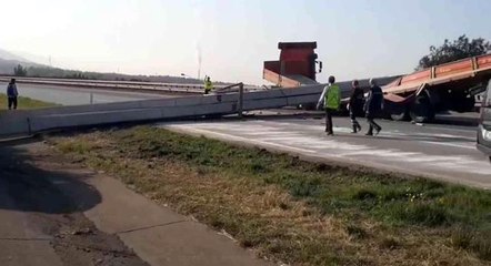 Tırdan düşen tonlarca ağırlıktaki metal otoyolu kapattı