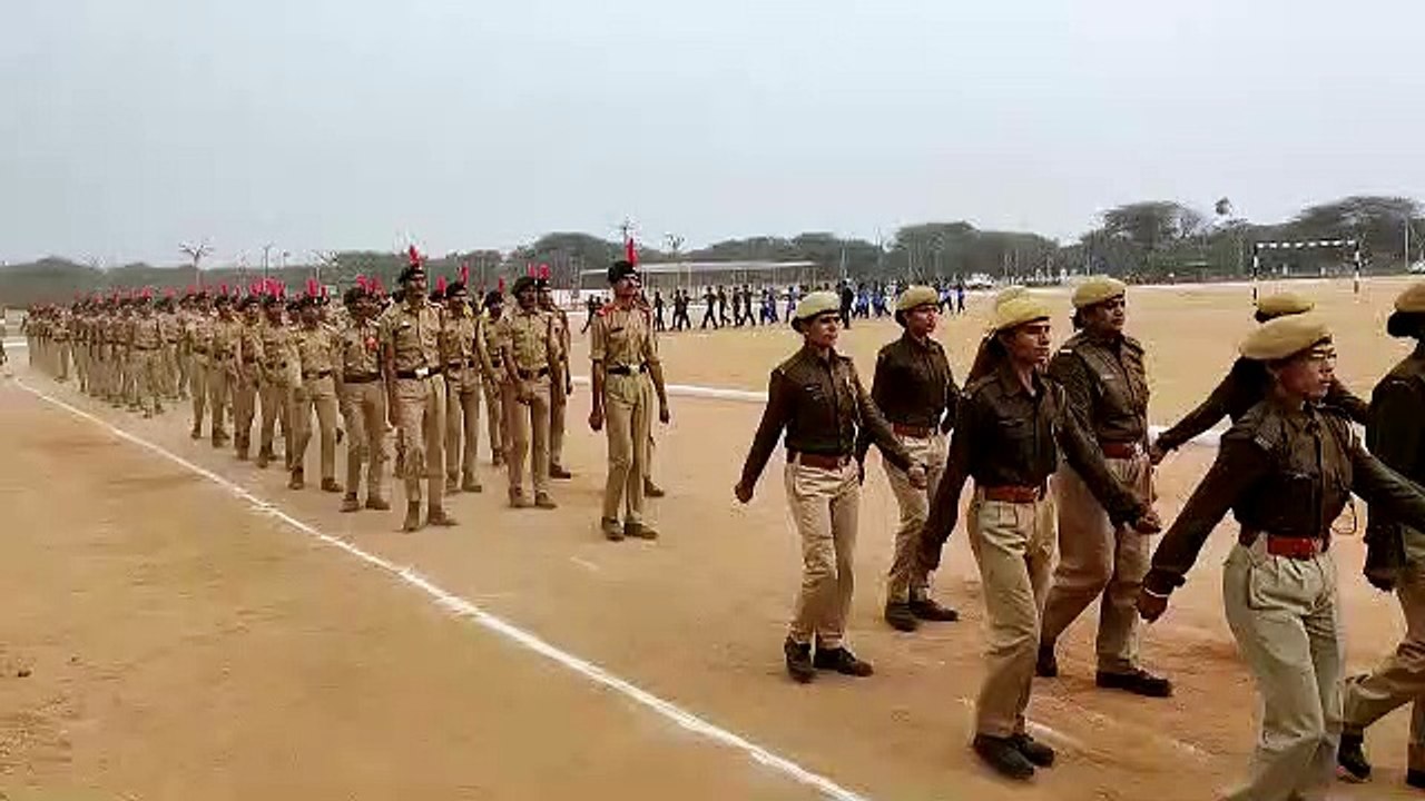गणतंत्र दिवस रिहर्सल: बैंड की धुन पर दी तिरंगे...